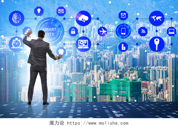在城市的上方一个男人在运用未来科技感操作软件商人按下按钮的智能城市的概念
